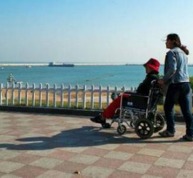 玉林八旬老人推轮椅带老伴游中国(为了方便推轮椅带老伴出门)