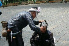 玉林欲带老伴游遍中国(带着老伴去旅游)