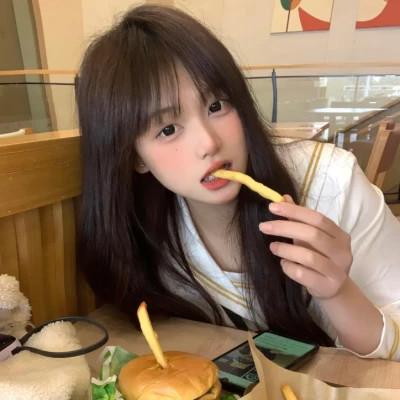 玉林伴游女生李欣怡的资料